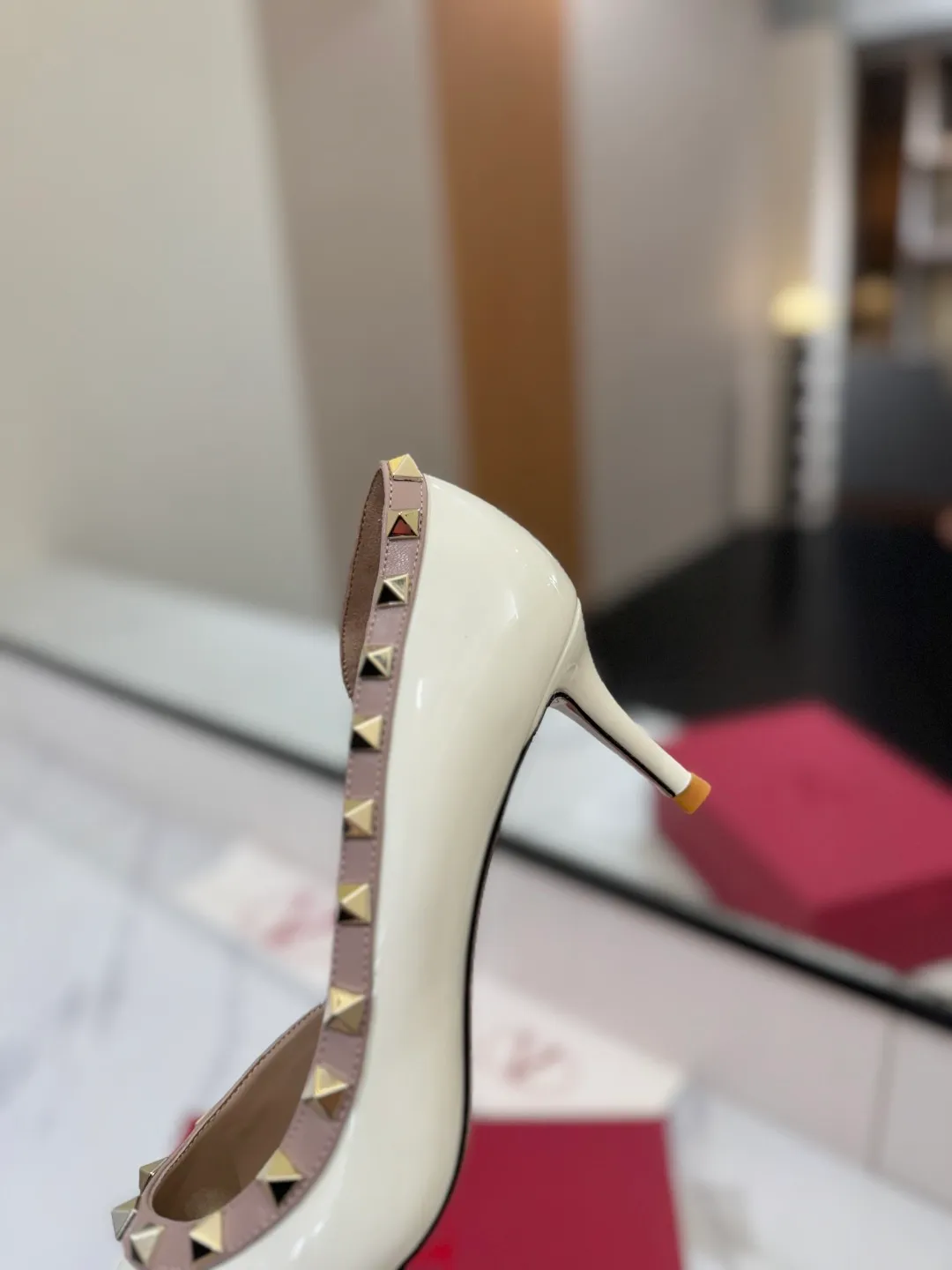 👟👟Ex-factory price 580👟👟 Valentino/Valentino rivet VT classic shoes, top replica! The side curves are perfect, the original molded custom-made rust-free rivets, and the textured hardware bring out a full sense of high-end, giving you a genuine foot feel! The first choice for high-end customers❤️ [Material] Upper: Original imported custom patent leather Lining: Original imported goatskin Outsole: Imported pearlescent leather outsole Heel height: 6.5CM Code number: 35-39 [34, 40, 41, 42 custom-made are not returnable]